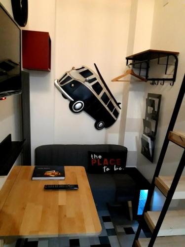 een kamer met een tafel en een auto aan de muur bij Metro Station Mini Van CAPSULA House in Turijn