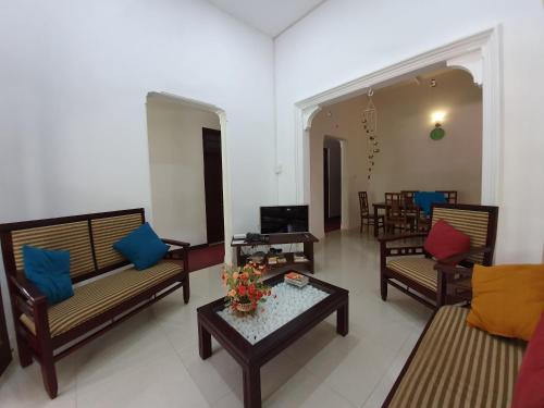 Sala de estar con 2 sofás y mesa en Lohas Beach Resort Villa en Kalutara