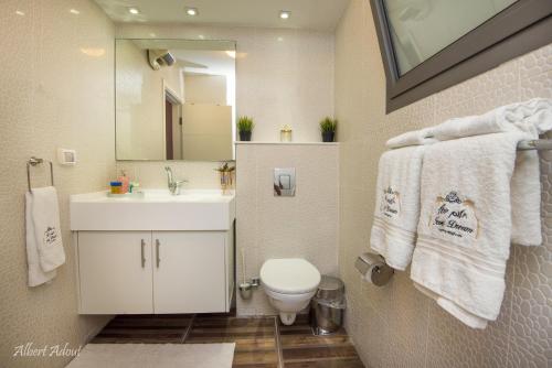 Ένα μπάνιο στο Yosefdream Luxury suites