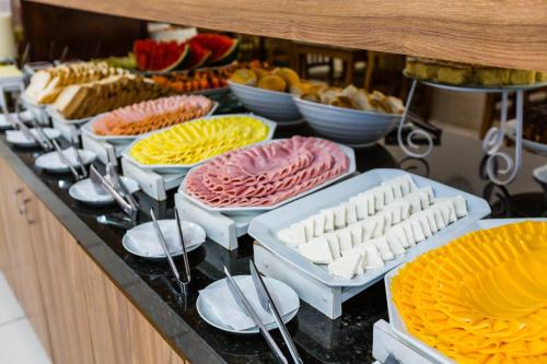 a buffet line with many different types of food at HsHotelaria - Filial Bombinhas in Bombinhas