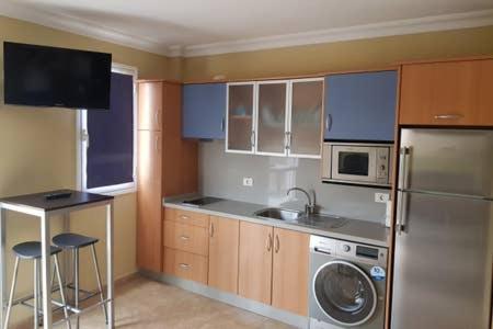 una cucina con lavatrice, lavandino e lavastoviglie di Dúplex céntrico, hasta 6 personas. a Santa Cruz de Tenerife