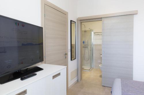 soggiorno con TV a schermo piatto e armadio bianco di Casa Jaume ad Alghero