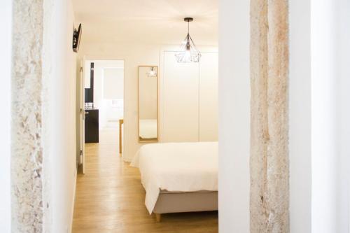 Schlafzimmer mit einem Bett und einem Spiegel in der Unterkunft Residenza Dutzu - Aparthotel Leiria in Leiria