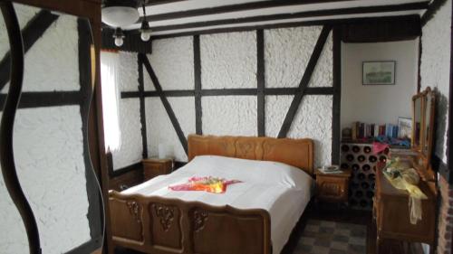 ein Schlafzimmer mit einem Bett in einem Zimmer mit einem Fenster in der Unterkunft Ferienwohnung Kaiser in Reifferscheid