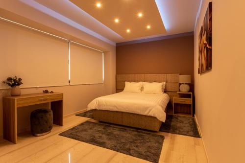 - une chambre avec un lit, un bureau et une fenêtre dans l'établissement City Vibes, a KalamataStay Property, à Kalamata