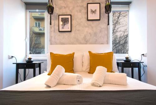 um quarto com uma cama grande e almofadas amarelas em Piccolo Hotel Boutique em Roma