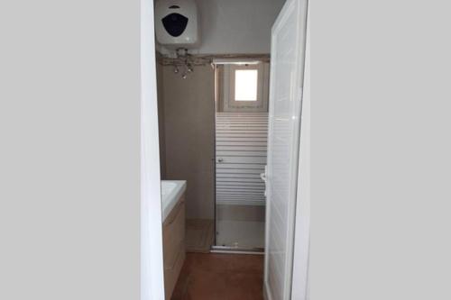 een badkamer met een bad, een wastafel en een raam bij Casita con Encanto in Frontera