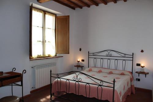 a bedroom with a bed and a window at Agriturismo Fonteverdi in Boccheggiano