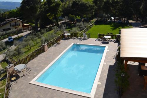 an overhead view of a large blue swimming pool at Albergo Fontanelle in Campello sul Clitunno