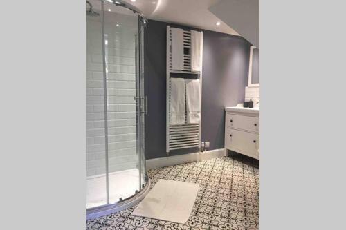 un bagno con doccia e lavandino di The Loft at Craiglea a Pitlochry