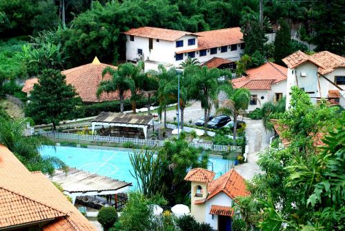 una vista aérea de un complejo con piscina en Hotel Montanhes, en Miguel Pereira