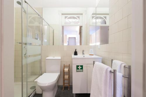 A bathroom at Apartment Alegria Street by Sweet Porto - Free Parking