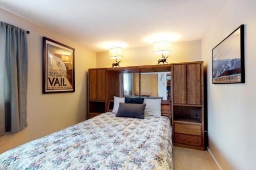 1 dormitorio con 1 cama grande y cabecero de madera en Ryan Gulch Condos, en Silverthorne
