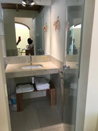 een badkamer met een wastafel en een spiegel bij Casa Maury in Lauro de Freitas