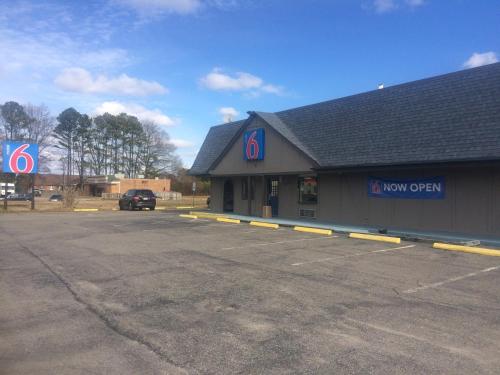 a parking lot with a view of a new opera at Motel 6 Newport News, VA – Fort Eustis in Newport News