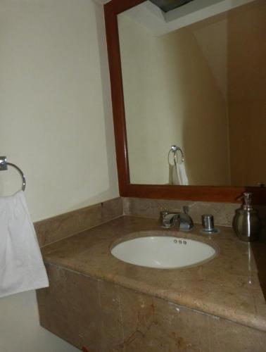 a bathroom with a sink and a mirror at Villa dentro del Hotel Vidanta Mayan Palace in Acapulco