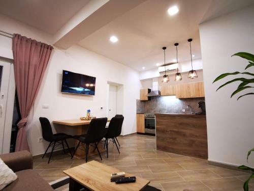 ファジャナにあるApartment Danteのテーブルとキッチンのあるリビングルーム