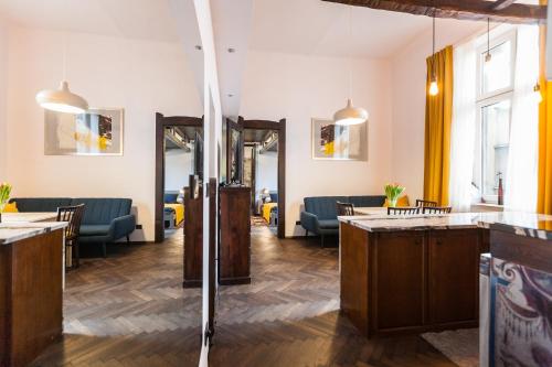 un vestíbulo con mesas y sillas en una habitación en Stylish Apartment in Krakow Old Town, en Cracovia