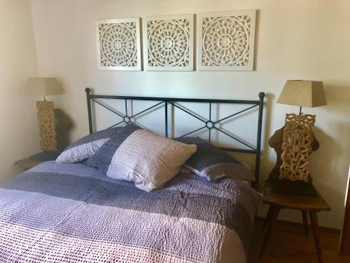 a bed with a purple comforter in a bedroom at Privatzimmer am Thunersee in Leissigen