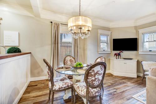 a dining room with a table and chairs and a television at Sonoma Bungalows in Sonoma