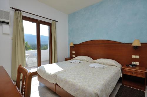 Een bed of bedden in een kamer bij Hotel Marina Village
