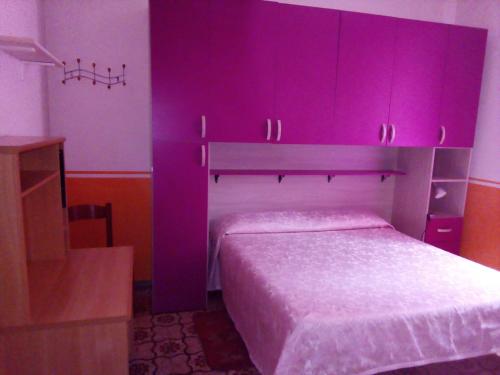 Schlafzimmer mit lila Schränken und einem Bett in der Unterkunft ALLOGGIO TURISTICO LA MIMOSA in Magliano Sabina