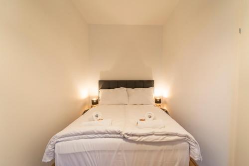 josef's home I Maxi Apartment I near UNO, VICにあるベッド