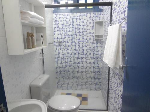 uma casa de banho com um chuveiro, um WC e um lavatório. em Pousada Terceiro Espaço em Guaibim