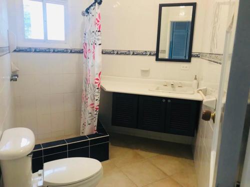 a bathroom with a white toilet and a sink at Precioso Dpto a 20 metros de la playa Con Aire Acondicionado en Club Casablanca in Same