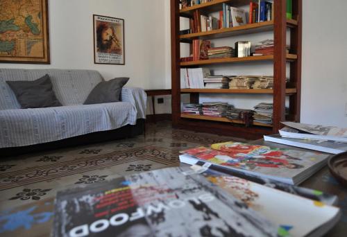 ein Wohnzimmer mit einem Sofa und einem Tisch mit Büchern in der Unterkunft Villa Salvini in Marina di Pisa