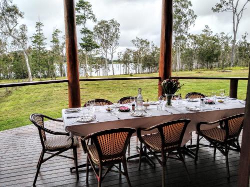 Restaurant o un lloc per menjar a Lake Tinaroo Waterfrontage