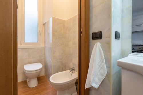 y baño con aseo y lavamanos. en Casa da Suite Gluck, en Milán