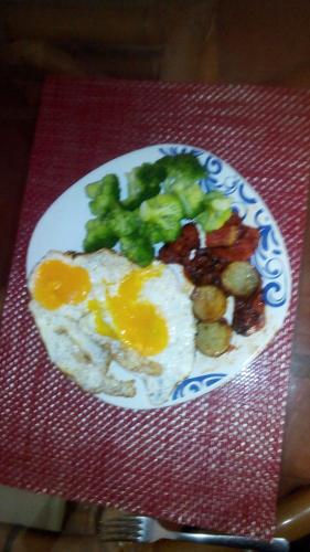 ein Teller Eier und Brokkoli auf dem Tisch in der Unterkunft Yucatan Vista Inn Guest House in Mérida