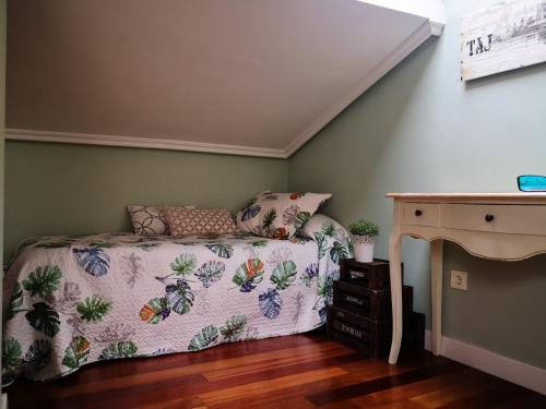 a small bedroom with a bed and a desk at Antigua Ventanas del Cielo, BAJA in Ávila