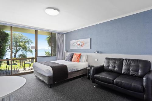 Posezení v ubytování Swansea Motor Inn Tasmania