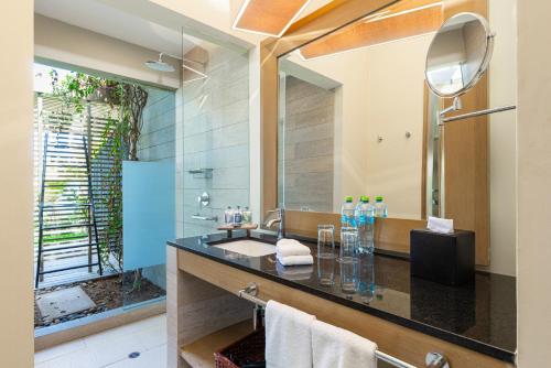 a bathroom with a sink and a mirror at Arennas Mancora in Máncora