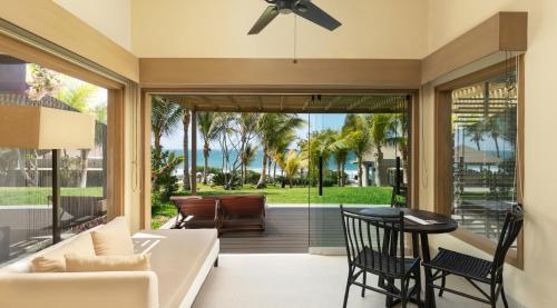 a living room with a couch and a table at Arennas Mancora in Máncora