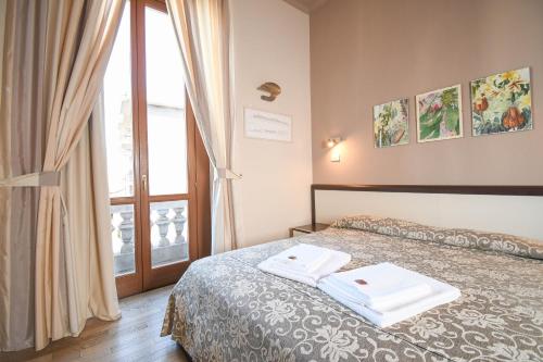 1 dormitorio con 1 cama con 2 toallas en Bergamo Romantica en Bérgamo