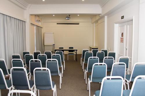 a room with chairs and a table in it at Vitória Hotel Residence NewPort in Campinas