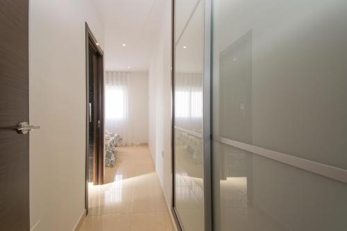 korytarz ze szklanymi drzwiami prowadzącymi do pokoju w obiekcie 059 Luxury Bungalow - AC/WIFI w mieście Torrevieja