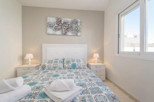 sypialnia z łóżkiem, 2 lampami i oknem w obiekcie 059 Luxury Bungalow - AC/WIFI w mieście Torrevieja