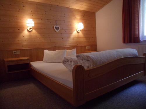 Ein Bett oder Betten in einem Zimmer der Unterkunft Haus Maria