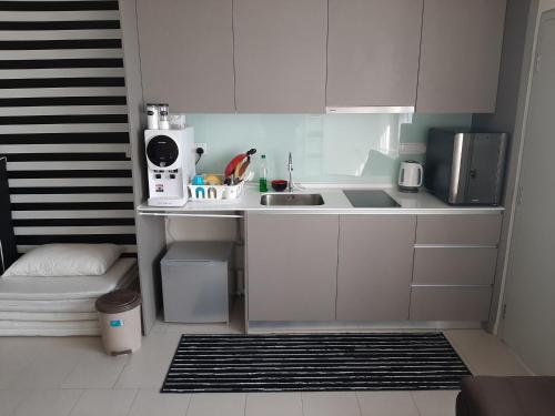 Кухня или мини-кухня в Mufasa Suites at Tamarind Suites with Wifi Netflix Cuckoo Fridge
