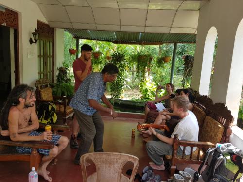 un grupo de personas sentadas en una habitación en Soma Villa, HomeStay & Restaurant, en Tangalle