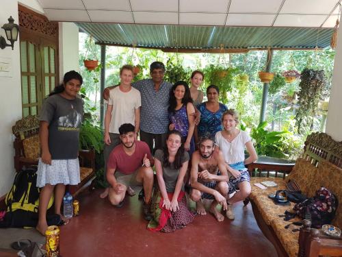 un grupo de personas posando para una foto en una sala de estar en Soma Villa, HomeStay & Restaurant, en Tangalle