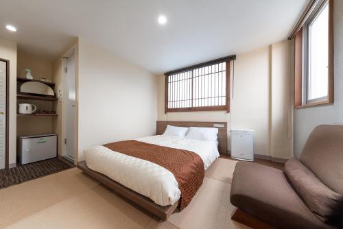 Säng eller sängar i ett rum på Hiroshima Intelligent Hotel Stadium Mae