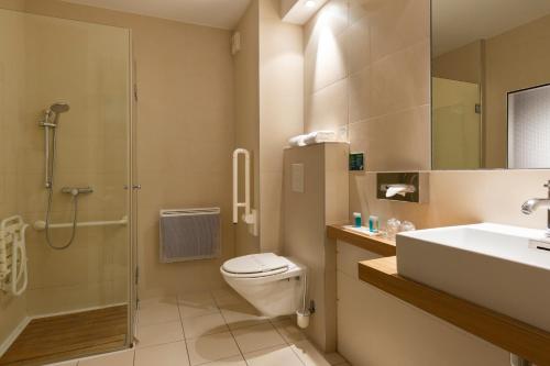 Phòng tắm tại Holiday Inn - Strasbourg - Nord, an IHG Hotel