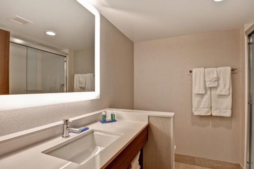 A bathroom at Holiday Inn Express Boston, an IHG Hotel