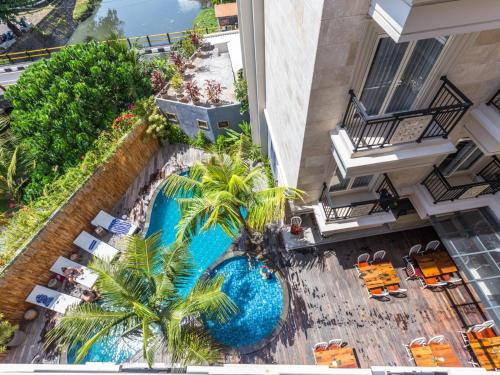 Bazén v ubytování Alron Hotel Kuta nebo v jeho okolí