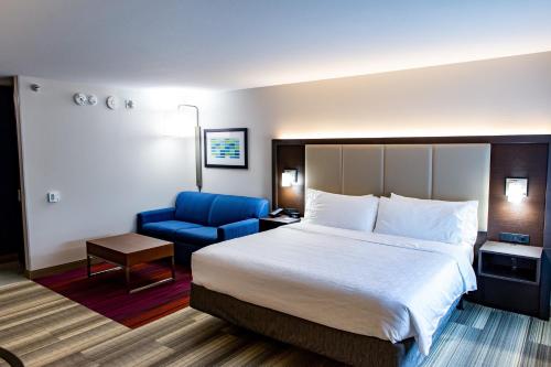 Säng eller sängar i ett rum på Holiday Inn Express - Columbus - Dublin, an IHG Hotel